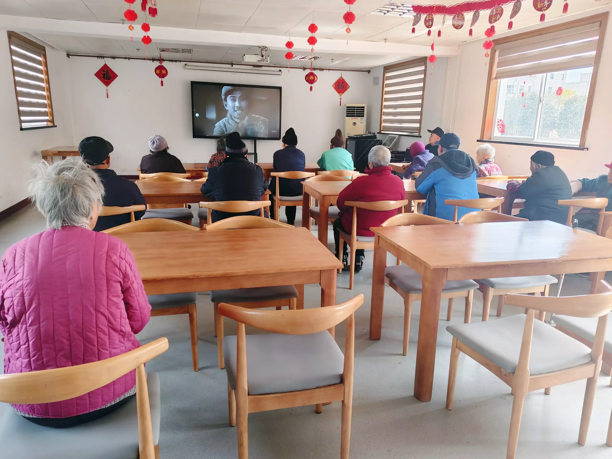 Huijue Group provides caring assistance to Wuqiao Nursing Home, lighting up the lives of the elderly with care